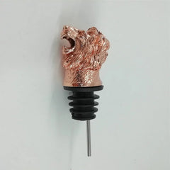 Bec verseur tête de lion en finition rose gold, vue de profil sur fond gris