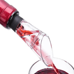 Gros plan sur le bec verseur à vin en action, versant du vin rouge depuis la bouteille dans un verre.