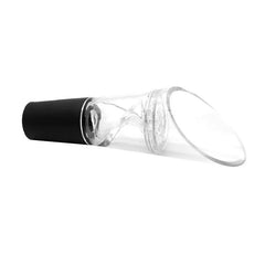 Bec verseur à vin photographié couché de profil sur fond blanc, avec son embout en silicone noir et son bec transparent.