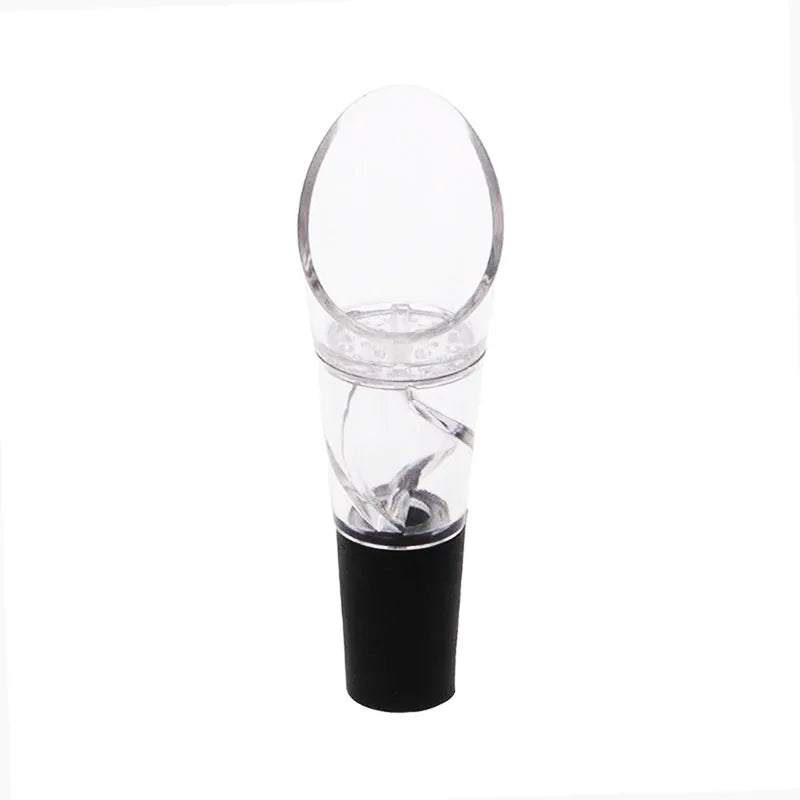 Bec verseur à vin debout à la verticale sur fond blanc, vu de face avec son socle en silicone noir.