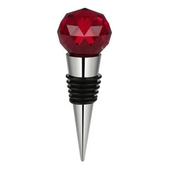 Bouchon de bouteille en forme de bille en cristal rouge facetté sur embout inox, fond blanc