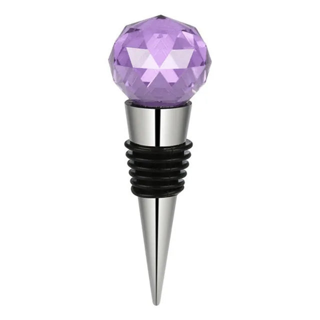 Bouchon de bouteille en forme de bille en cristal violet facetté sur embout inox, fond blanc