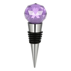Bouchon de bouteille en forme de bille en cristal violet facetté sur embout inox, fond blanc