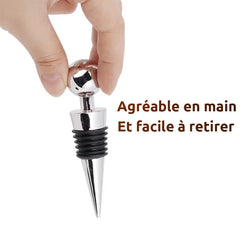 Gros plan d'une main tenant le bouchon par sa poignée sphérique, avec le texte « Agréable en main et facile à retirer ».