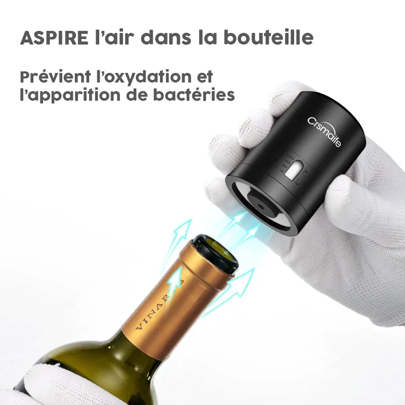 Schéma explicatif montrant le bouchon pompe à air aspirant l'air hors d'une bouteille de vin pour prévenir l'oxydation et les bactéries, tenu par une main gantée blanche.