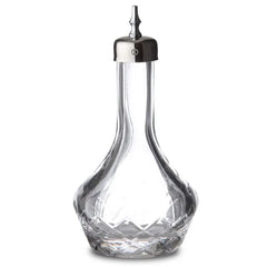 Bouteille à bitter en verre taillé avec bouchon doseur argenté, fermée, sur fond blanc