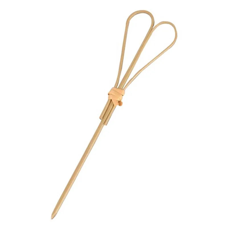 Pic à cocktail en bambou naturel avec anneau tressé, présenté seul sur fond blanc.