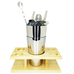 Accessoires du kit cocktail cadeau rangés directement dans le shaker sur le support en bois