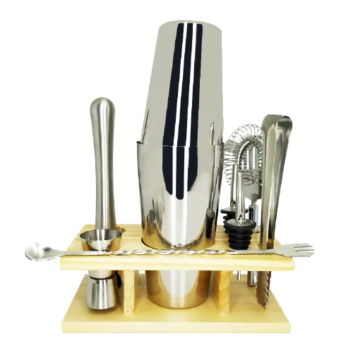 Kit cocktail cadeau complet posé sur son support en bois, vue de face sur fond blanc
