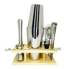 Kit cocktail cadeau complet posé sur son support en bois, vue de face sur fond blanc