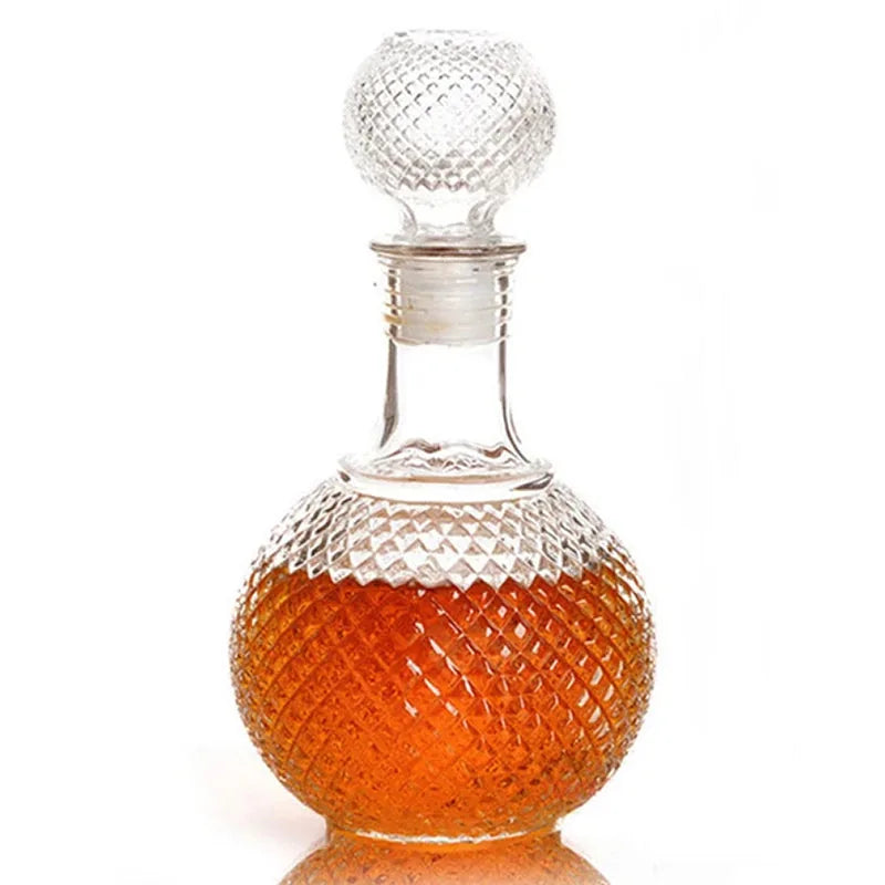 Carafe à whisky ancienne en verre taillé motif diamant, remplie de whisky ambré, sur fond blanc.