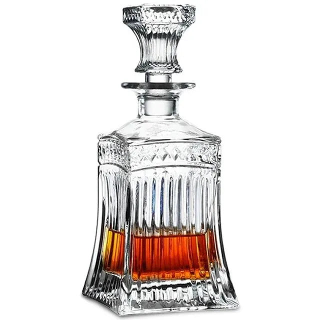 Carafe à whisky en cristal taillé de style vintage, présentée seule sur fond blanc avec son bouchon facetté.