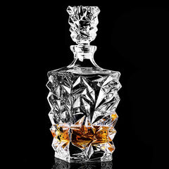 Carafe à whisky extraordinaire en cristal taillé remplie de whisky ambré, packshot sur fond noir
