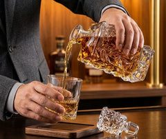 Un homme en costume verse du whisky depuis la carafe extraordinaire dans un verre, ambiance bar chic en bois et laiton