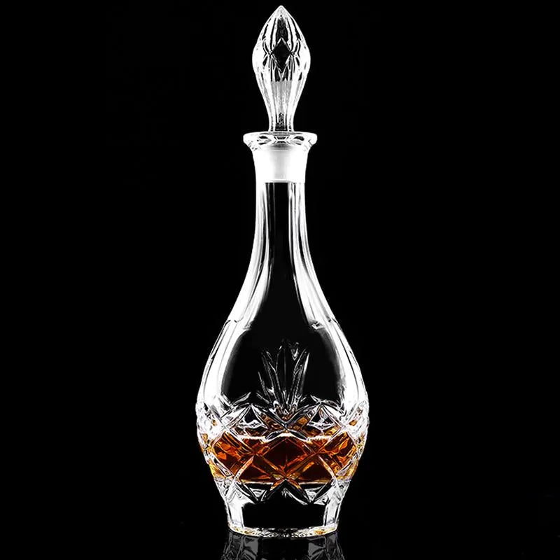 Packshot de la carafe à whisky en cristal taillé, remplie d'ambre, sur fond noir studio.