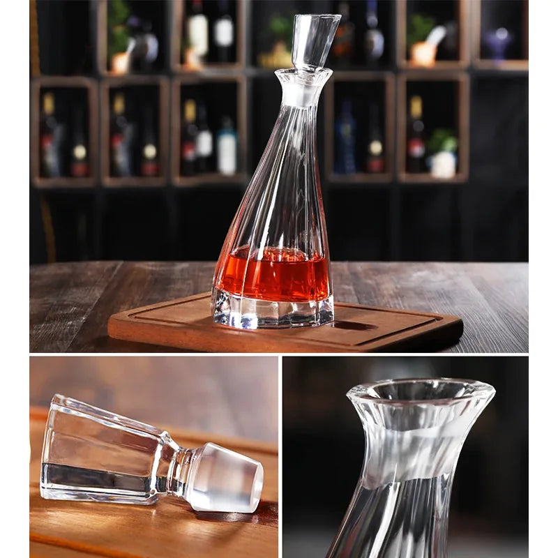 Collage de la carafe à whisky remplie de vin rouge sur planche en bois avec vue rapprochée du bouchon en verre dépoli et du col évasé.