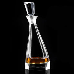 Carafe à whisky moderne en cristal transparent remplie de whisky ambré, photographiée en studio sur fond noir.