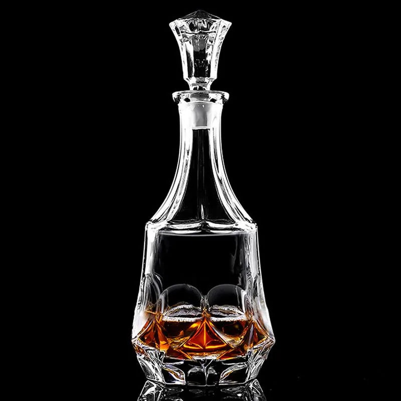 Carafe à whisky en cristal taillé remplie d'alcool ambré, photographiée en packshot sur fond noir