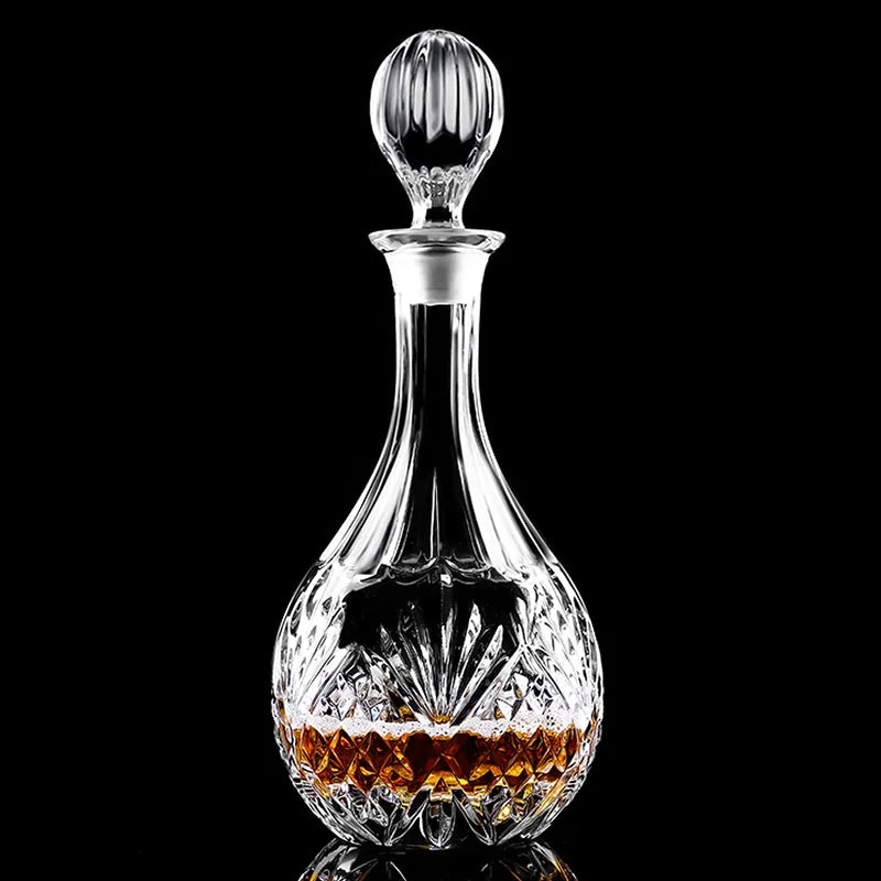 Carafe à whisky en cristal taillé posée sur fond noir avec reflet, remplie de whisky ambré