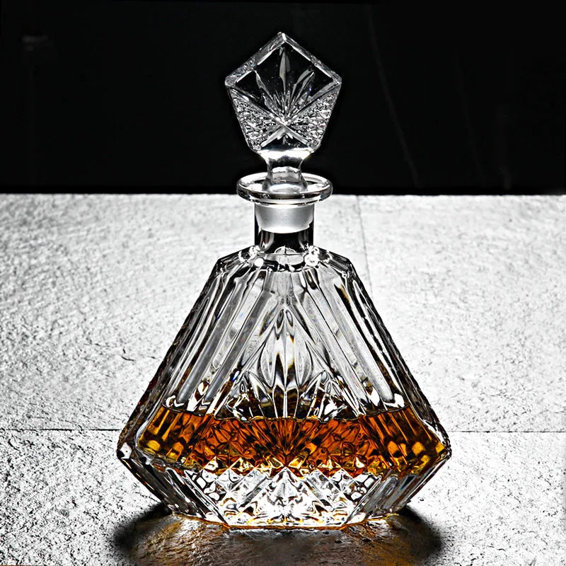 Carafe à whisky en cristal posée sur une dalle de pierre grise, avec un éclairage dramatique sur fond noir.