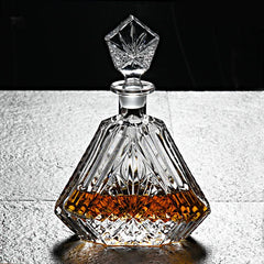 Carafe à whisky en cristal posée sur une dalle de pierre grise, avec un éclairage dramatique sur fond noir.