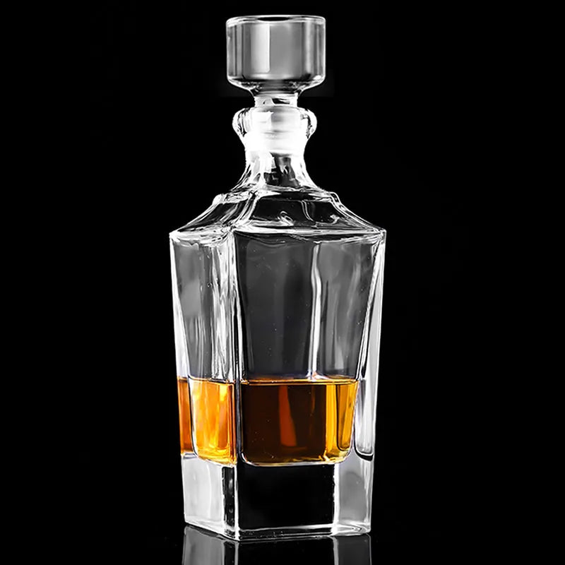 Carafe à whisky américaine en verre taillé remplie de whisky ambré, photographiée sur fond noir avec reflet au sol.