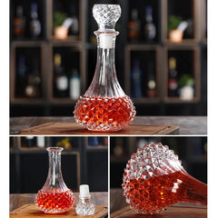 Collage de trois vues de la carafe à whisky en cristal : vue d'ensemble, avec son bouchon, et gros plan sur le motif taillé façon diamant.