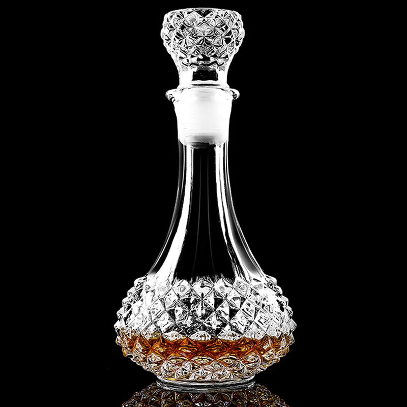 Carafe à whisky en cristal taillé de style années 50, photographiée en packshot sur fond noir avec reflet.