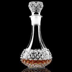 Carafe à whisky en cristal taillé de style années 50, photographiée en packshot sur fond noir avec reflet.