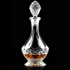 Carafe à whisky en cristal taillé remplie de whisky ambré, photographiée en packshot sur fond noir.