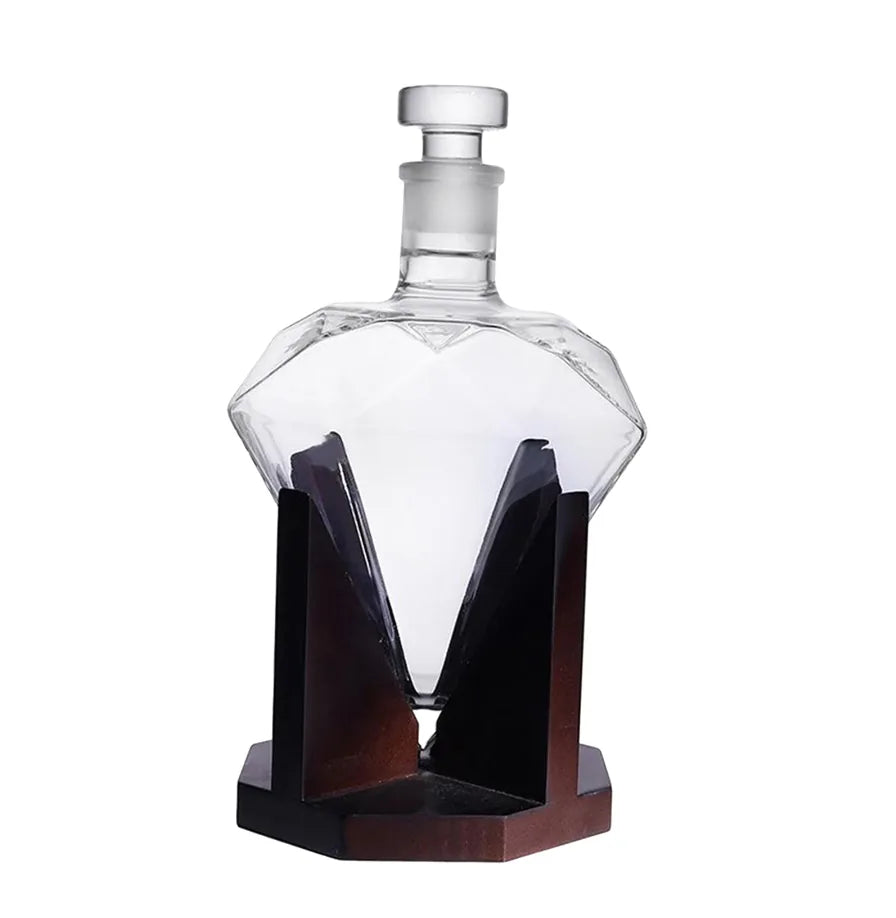 Carafe à whisky japonais vide, en cristal taillé en forme de diamant, sur son socle en bois foncé, fond blanc
