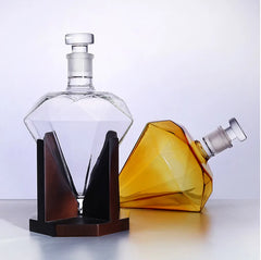 Deux carafes diamant côte à côte, une transparente vide sur son socle en bois et une ambrée remplie de whisky posée sans support