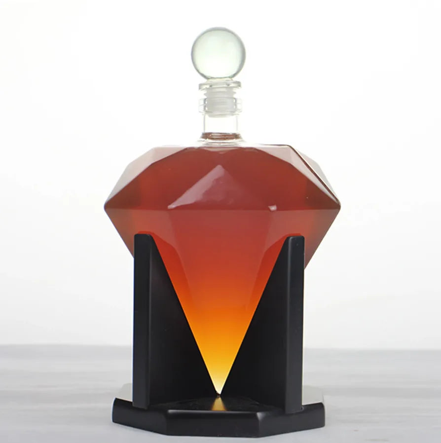 Carafe à whisky japonais en forme de diamant remplie de whisky ambré, posée sur son support en bois noir, fond blanc