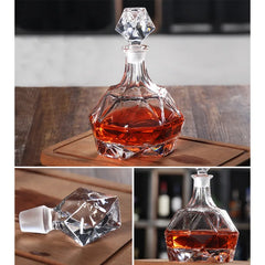 Collage de trois vues de la carafe à whisky : posée sur une planche en bois, gros plan sur le bouchon taillé, et devant une étagère de spiritueux.