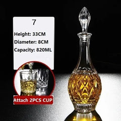 Fiche dimensions d'une carafe à corps arrondi finement ciselé, hauteur 33 cm, diamètre 8 cm, capacité 820 ml, avec deux verres assortis.