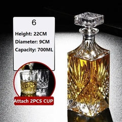 Fiche dimensions d'une carafe carrée à motif floral gravé et bouchon cubique facetté, hauteur 22 cm, diamètre 9 cm, capacité 700 ml.