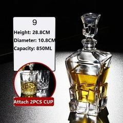 Fiche dimensions d'une carafe carrée surmontée d'un bouchon en cristal taillé en pointe, hauteur 28,8 cm, diamètre 10,8 cm, capacité 850 ml.