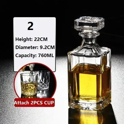 Fiche dimensions d'une carafe à panneaux carrés facettés, hauteur 22 cm, diamètre 9,2 cm, capacité 760 ml, avec deux verres assortis.