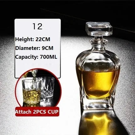 Fiche dimensions d'une carafe carrée au corps bombé et bouchon cubique lisse, hauteur 22 cm, diamètre 9 cm, capacité 700 ml.