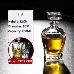 Fiche dimensions d'une carafe carrée au corps bombé et bouchon cubique lisse, hauteur 22 cm, diamètre 9 cm, capacité 700 ml.