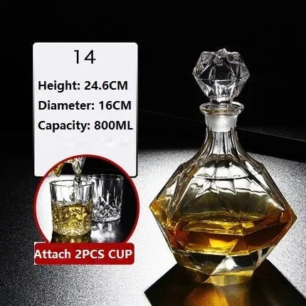 Fiche dimensions d'une carafe à base géométrique façon diamant multi-facettes, hauteur 24,6 cm, diamètre 16 cm, capacité 800 ml.