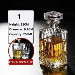 Fiche dimensions d'une carafe carrée à ondulations verticales et bouchon en amas de cristal, hauteur 22 cm, diamètre 9,2 cm, capacité 760 ml.
