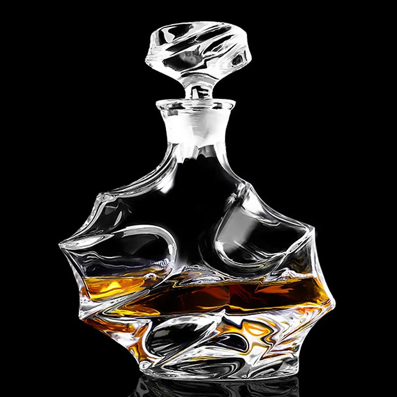 Carafe en cristal au design sculpté en forme de vague, remplie de whisky ambré, photographiée seule sur fond noir.