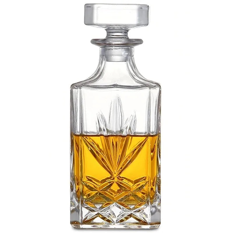 Carafe à whisky sans plomb en cristal taillé, vue de face, remplie de whisky ambré, sur fond blanc.