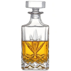 Carafe à whisky sans plomb en cristal taillé, vue de face, remplie de whisky ambré, sur fond blanc.