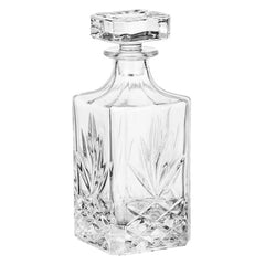 Carafe à whisky sans plomb en cristal taillé, vue de trois quarts, vide, sur fond blanc.