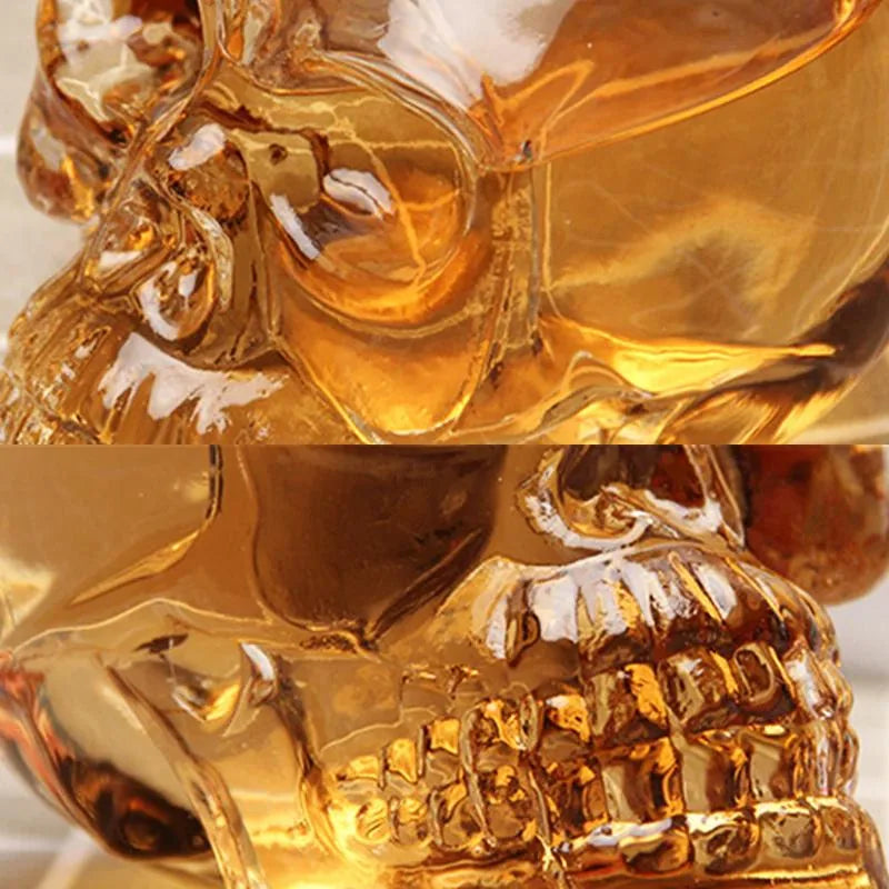 Collage de deux gros plans montrant les détails sculptés de l'orbite et de la mâchoire dentée de la carafe tête de mort remplie de whisky
