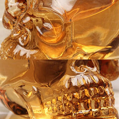 Collage de deux gros plans montrant les détails sculptés de l'orbite et de la mâchoire dentée de la carafe tête de mort remplie de whisky