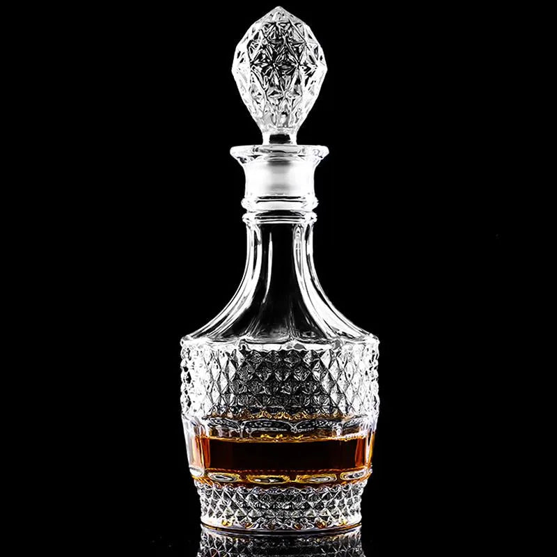 Carafe à whisky vintage en cristal remplie d'alcool ambré, photo packshot sur fond noir