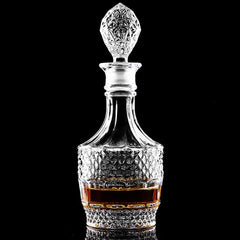 Carafe à whisky vintage en cristal remplie d'alcool ambré, photo packshot sur fond noir